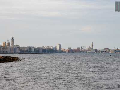 E qui, prima di continuare il nostro racconto del Lungomare Sud, facciamo una breve sosta per godere della vista dell�Adriatico e dello skyline del centro di Bari ormai lontano